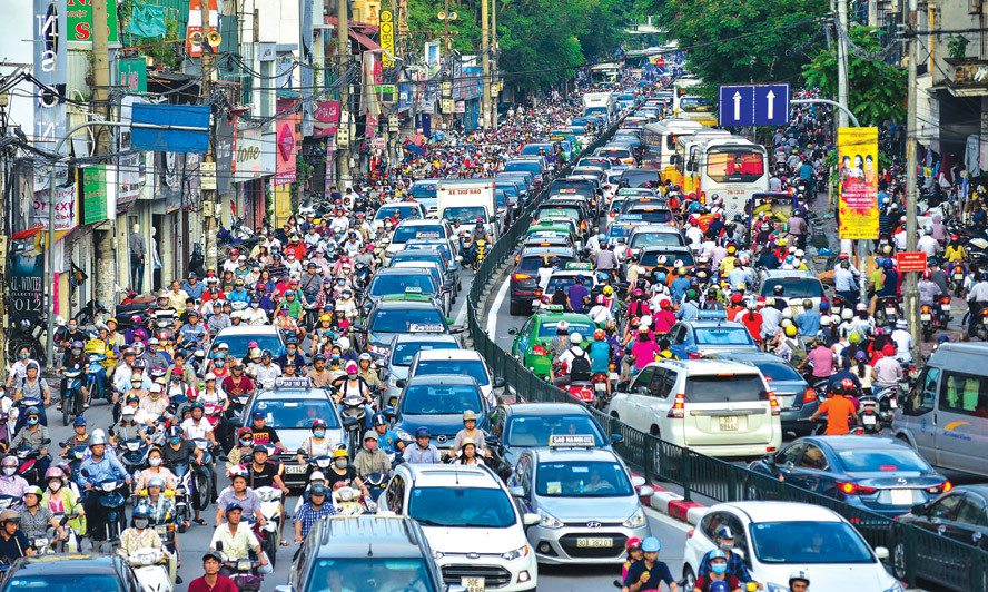 Giải quyết ùn tắc, ô nhiễm môi trường luôn đòi hỏi sự kết hợp giữa giải pháp ngắn hạn và chiến lược dài hạn
