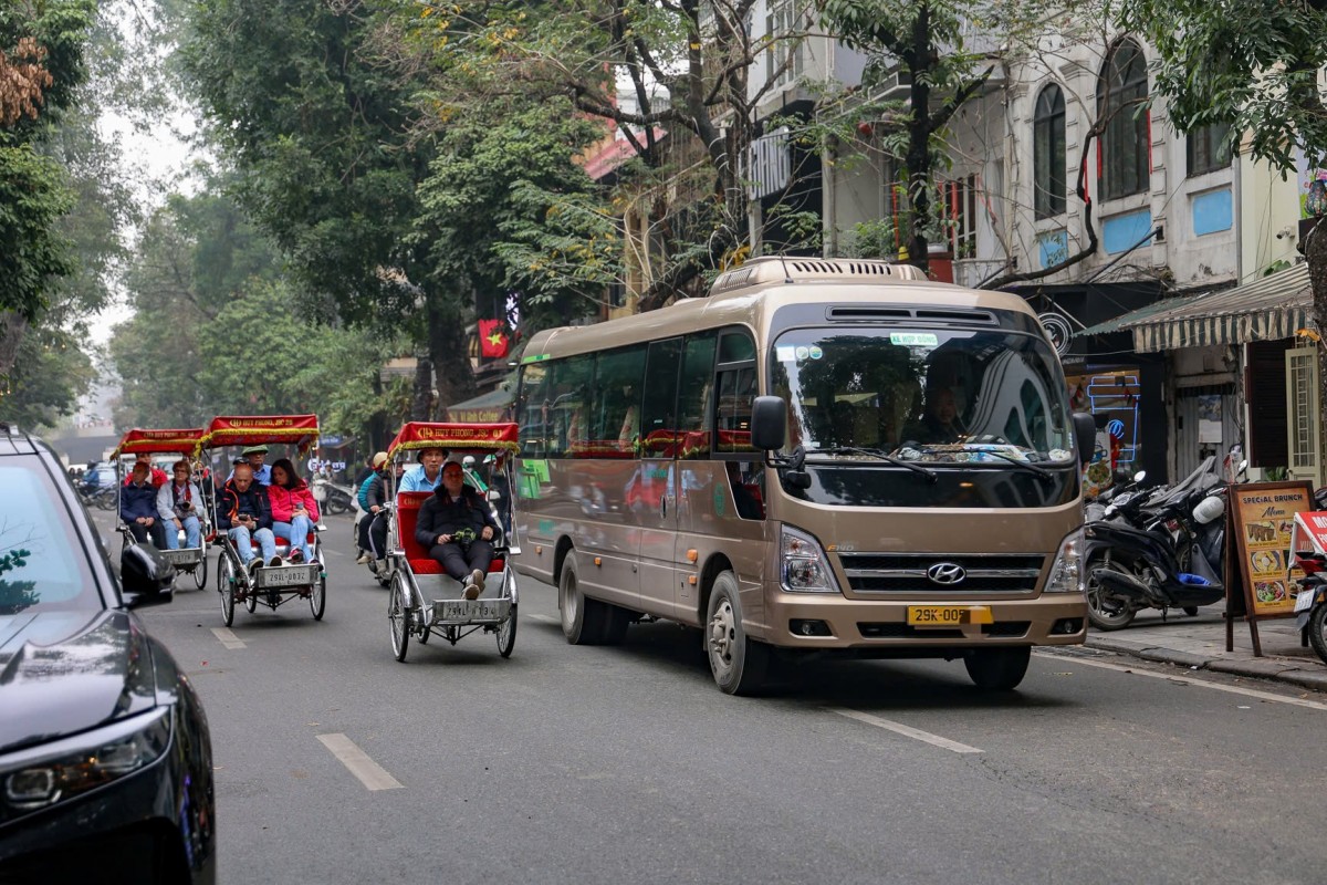 Chủ tịch Hà Nội yêu cầu kiểm tra xe trên 16 chỗ ra vào phố cổ giờ cấm