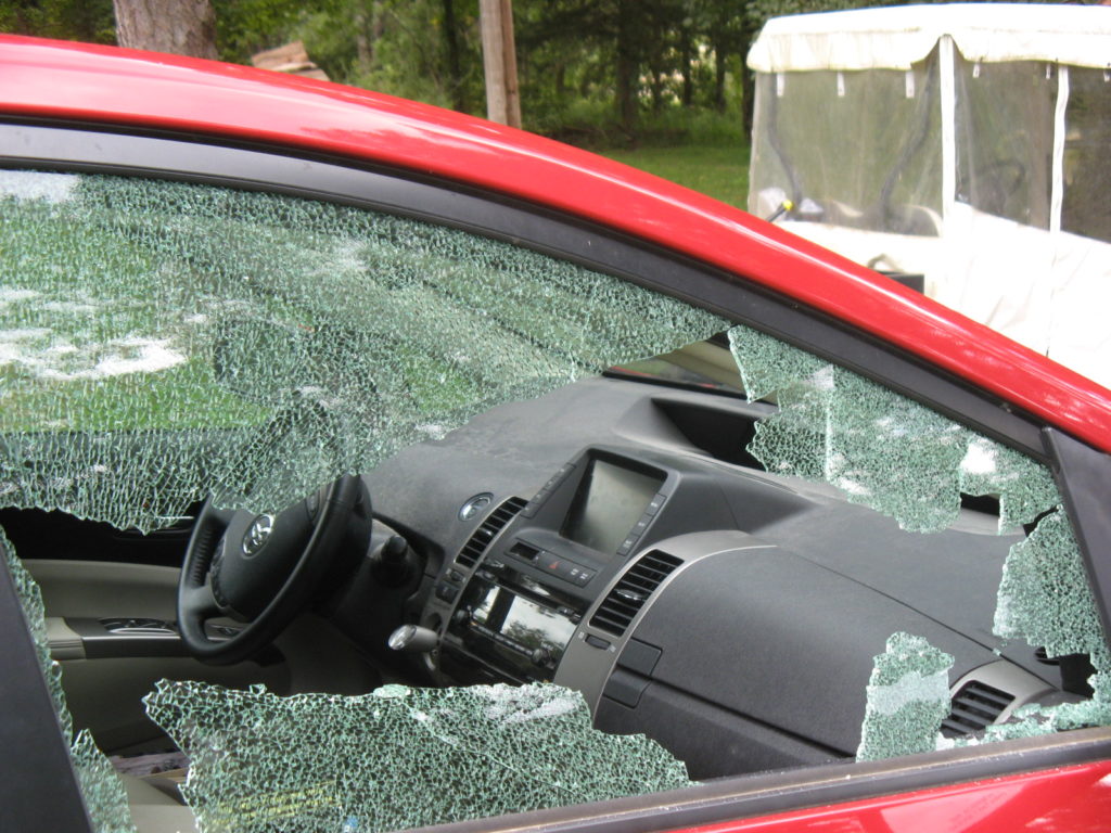 Kính chắn gió hai bên bị vỡ, ô tô có được đăng kiểm?